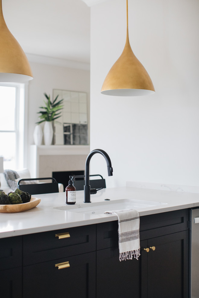Example of a transitional kitchen design in Chicago
