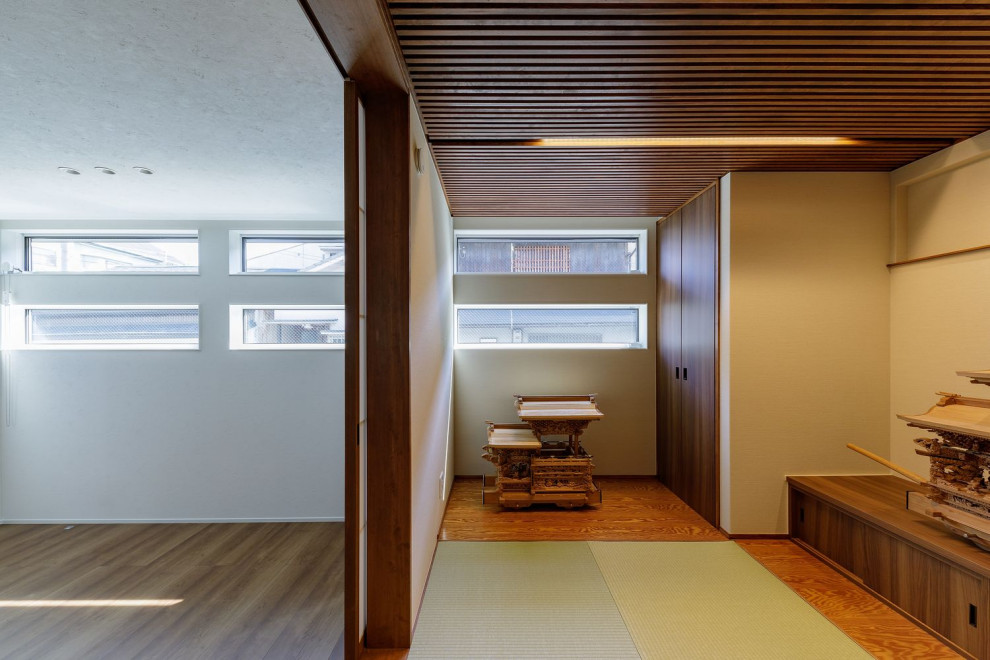 Modelo de salón para visitas abierto pequeño con paredes blancas, suelo de madera pintada y televisor independiente