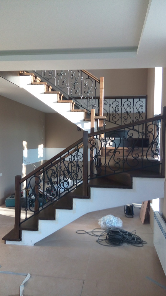 Лестница "в темном" с кованым ограждением (облицовка)