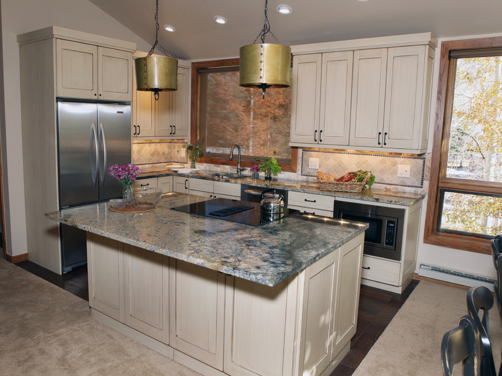 Example of a mountain style l-shaped eat-in kitchen design in Denver with an undermount sink, recessed-panel cabinets, white cabinets, quartzite countertops, beige backsplash, metal backsplash and stainless steel appliances