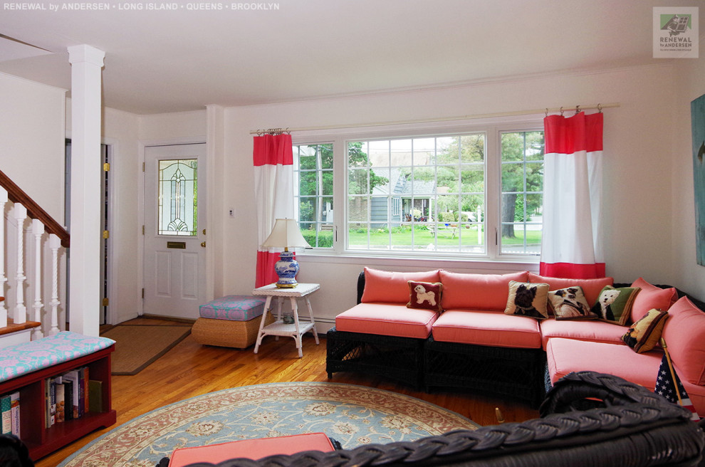 Bild på ett mellanstort separat vardagsrum, med vita väggar, mellanmörkt trägolv och flerfärgat golv