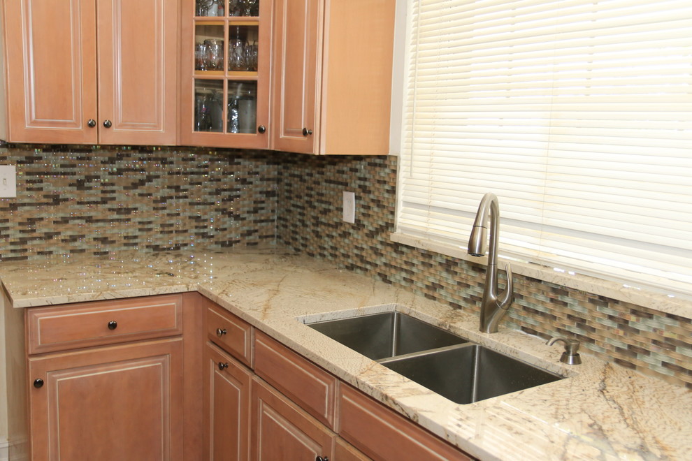 Kitchen - transitional kitchen idea in Miami