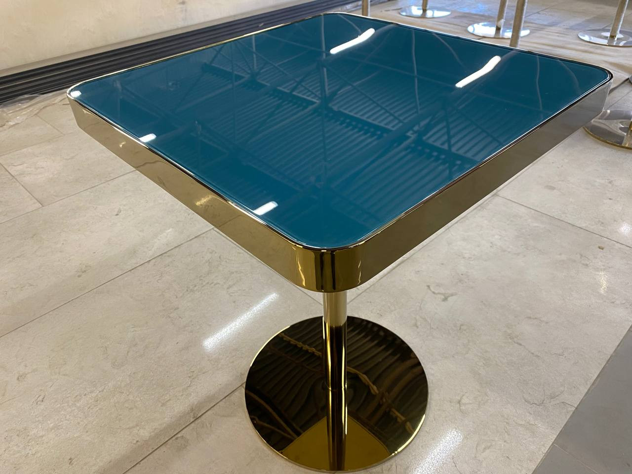 Ресторанные столики. Стекло, металл, покрытие нитрид-титаном.