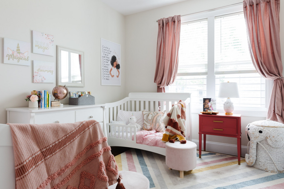 Réalisation d'une petite chambre de bébé fille style shabby chic avec un mur rose, parquet foncé, un sol marron et du papier peint.