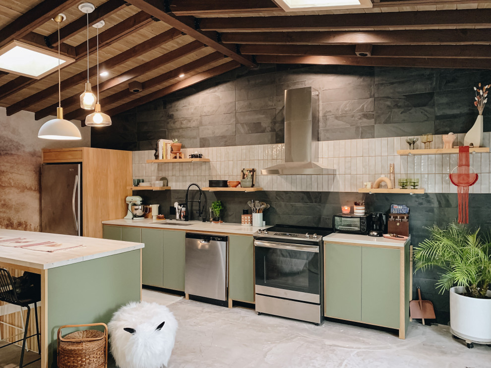 Inspiration för stora moderna linjära grått kök och matrum, med en undermonterad diskho, släta luckor, gröna skåp, bänkskiva i betong, flerfärgad stänkskydd, stänkskydd i skiffer, rostfria vitvaror, betonggolv, en köksö och grått golv