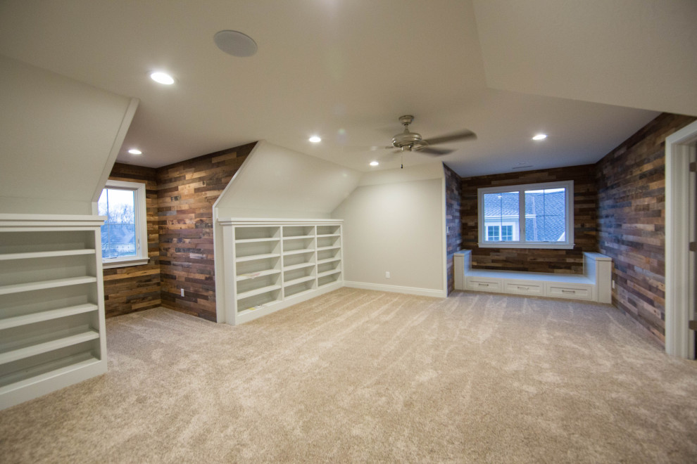 Geräumiges Klassisches Schlafzimmer mit brauner Wandfarbe, Teppichboden, braunem Boden und Holzwänden in Indianapolis
