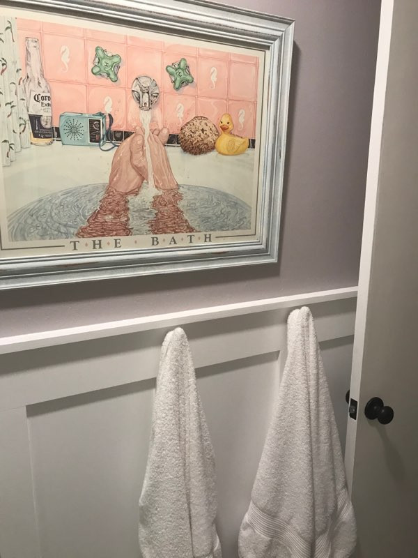 Cette photo montre une salle de bain bord de mer de taille moyenne avec un placard avec porte à panneau encastré, des portes de placard blanches, WC à poser, un mur violet, un sol en contreplaqué, un lavabo posé, un plan de toilette en quartz, un sol gris, une cabine de douche à porte battante, un plan de toilette jaune, un banc de douche, meuble simple vasque et meuble-lavabo sur pied.