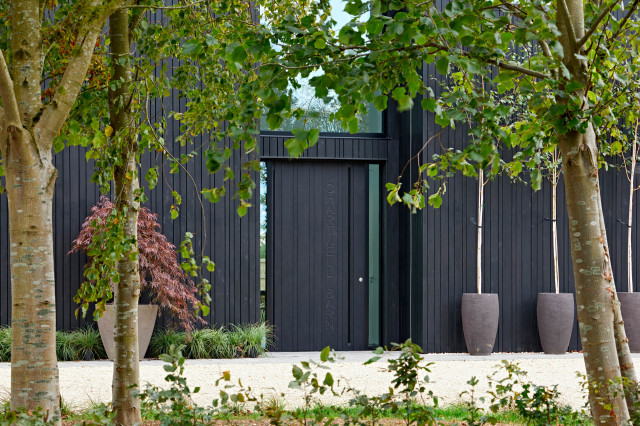 Chartwell Barn: ebony stained flush pivot oak front door trendy-hus-og-facade