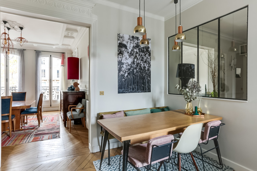 Inspiration pour une salle à manger design de taille moyenne avec un mur blanc, parquet clair et éclairage.