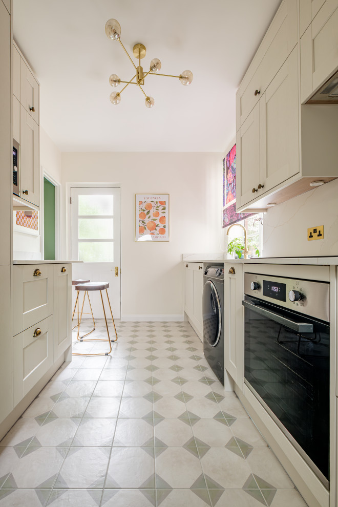 Zweizeilige, Mittelgroße Mid-Century Küche mit integriertem Waschbecken, Schrankfronten im Shaker-Stil, grauen Schränken, Quarzit-Arbeitsplatte, Porzellan-Bodenfliesen, weißem Boden und weißer Arbeitsplatte in London