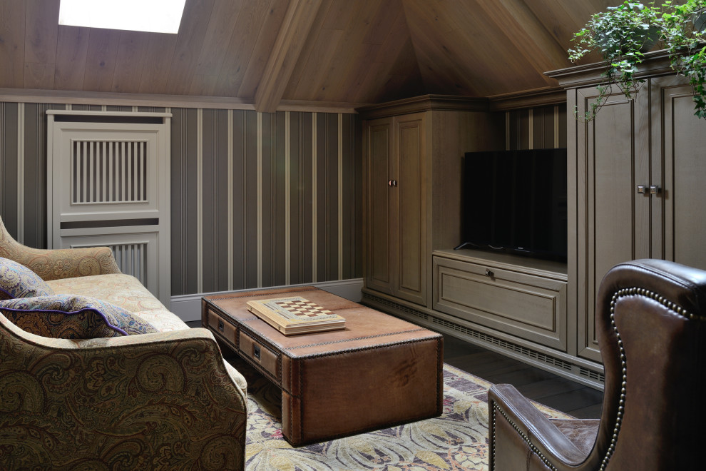 Источник вдохновения для домашнего уюта: большая гостевая спальня (комната для гостей) на мансарде в викторианском стиле с зелеными стенами, темным паркетным полом, коричневым полом, деревянным потолком и обоями на стенах