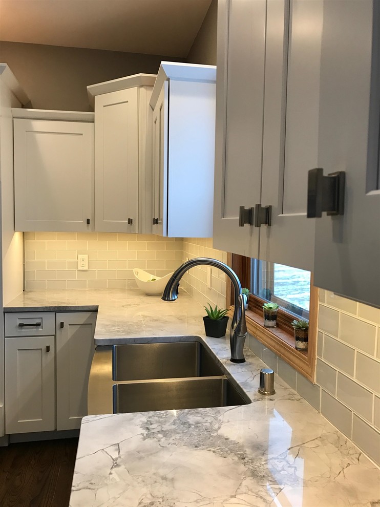 Transitional kitchen photo in Milwaukee