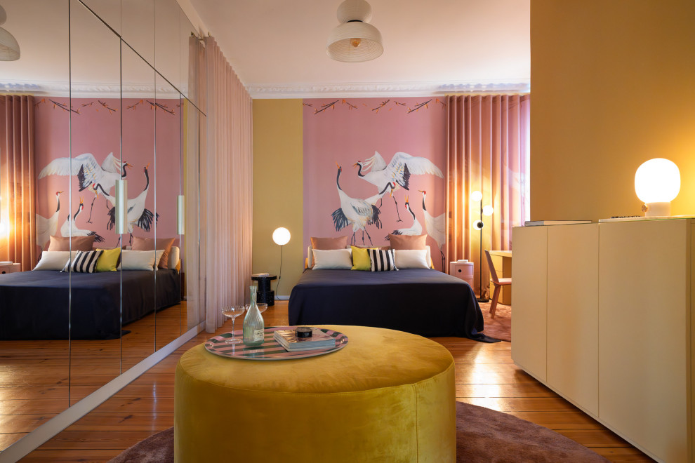 Stilmix Hauptschlafzimmer ohne Kamin mit bunten Wänden und hellem Holzboden in Sonstige