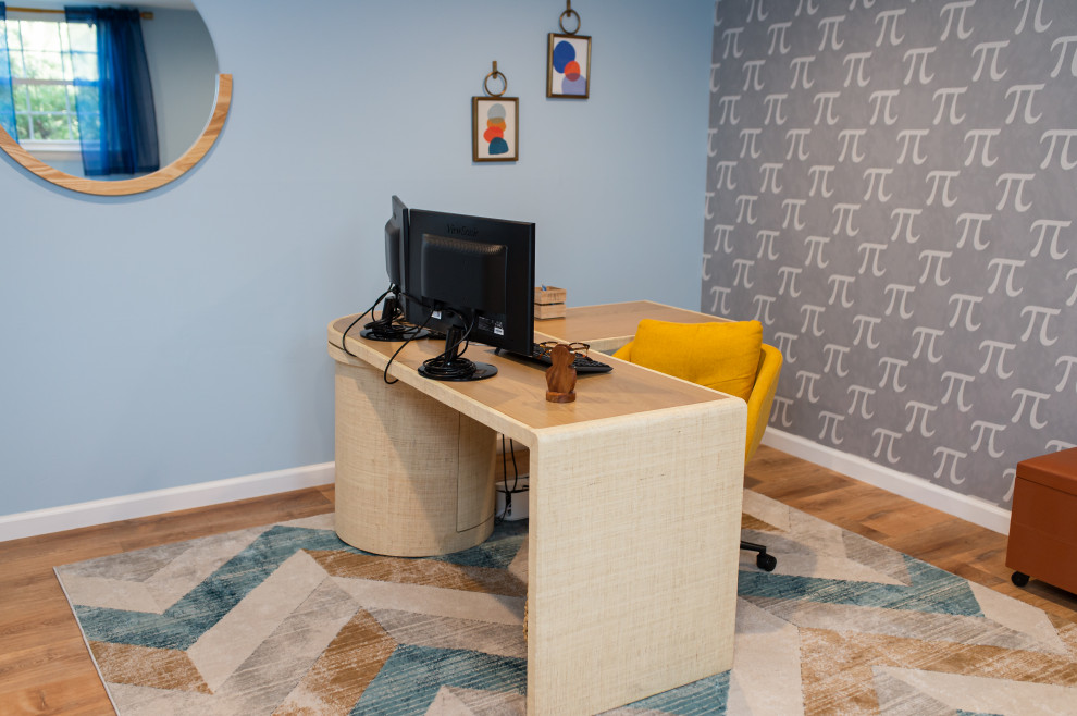 Réalisation d'un bureau vintage avec un mur bleu, un sol en vinyl, un bureau indépendant et du papier peint.