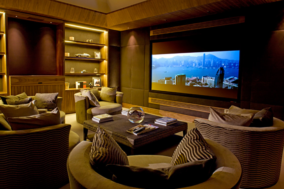 Idées déco pour une grande salle de cinéma contemporaine fermée avec un mur violet, moquette, un écran de projection et un sol beige.