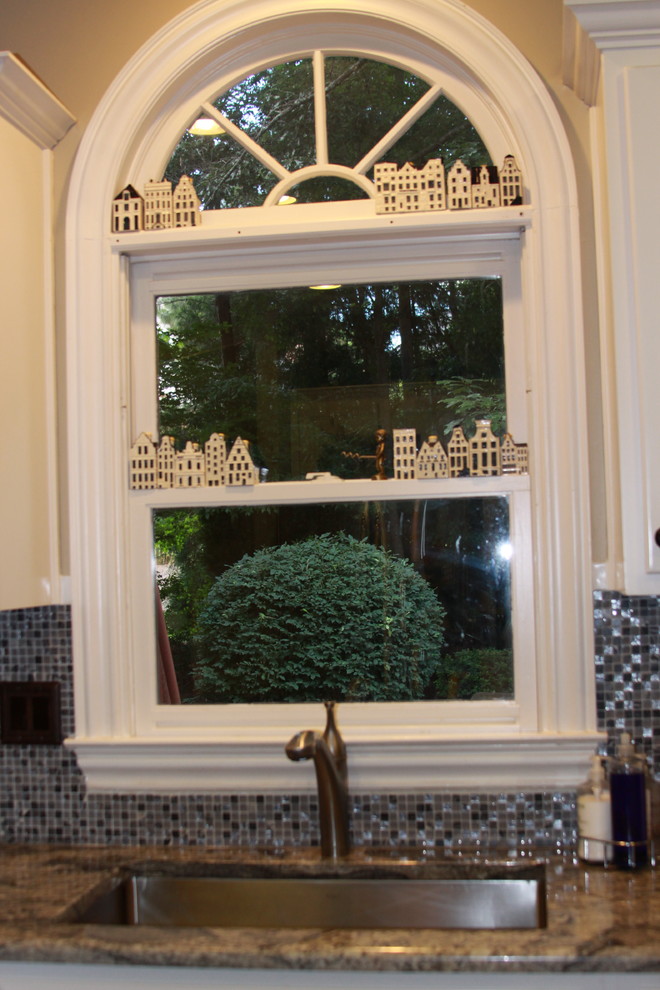 Transitional kitchen photo in Atlanta