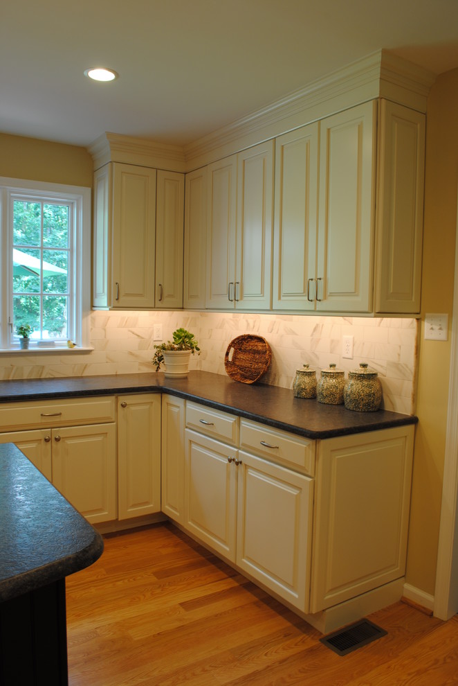 Transitional kitchen photo in Philadelphia
