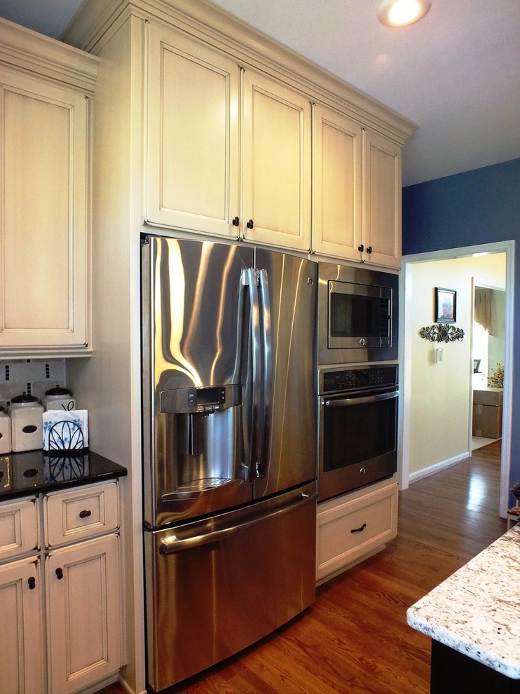 Kitchen - transitional kitchen idea in Cincinnati