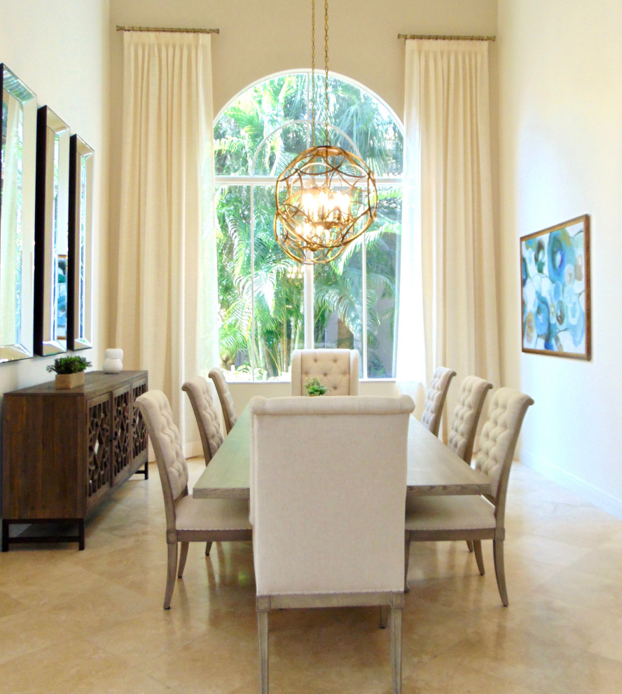 Idee per una grande sala da pranzo aperta verso il soggiorno classica con pareti bianche, pavimento in travertino e pavimento beige