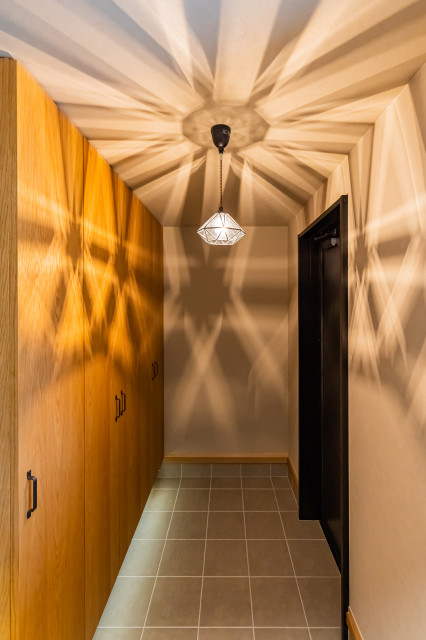 造作の玄関収納がある玄関ホール moderno-entrada