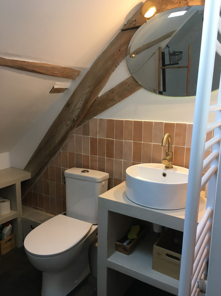 Photo of a small country powder room in Angers with open cabinets, a one-piece toilet, orange tile, ceramic tile, white walls, slate floors, a drop-in sink, concrete benchtops, black floor, white benchtops and exposed beam.