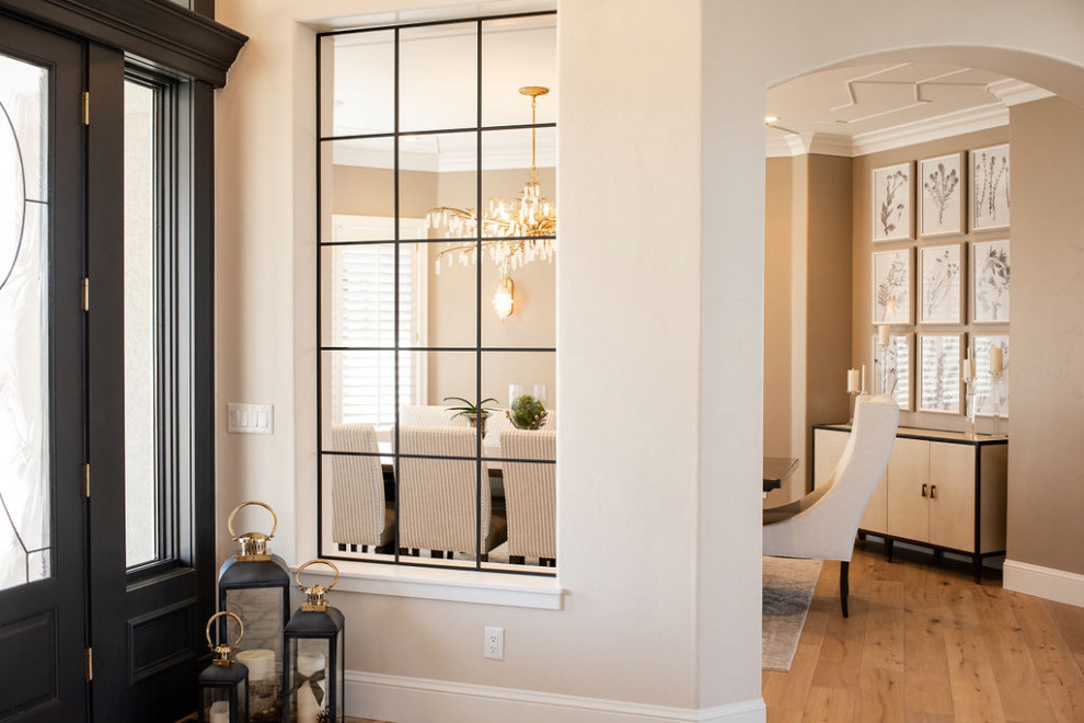 Example of a transitional entryway design in Denver
