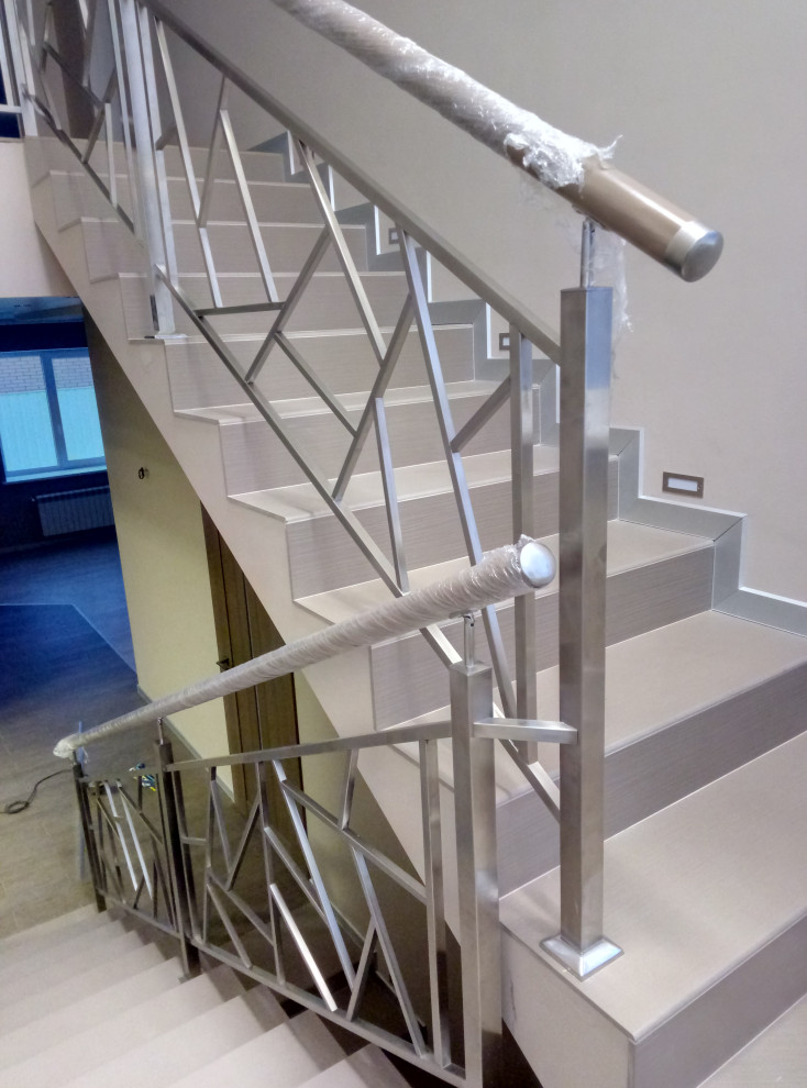 Лестница с ограждениями из нержавеющей стали