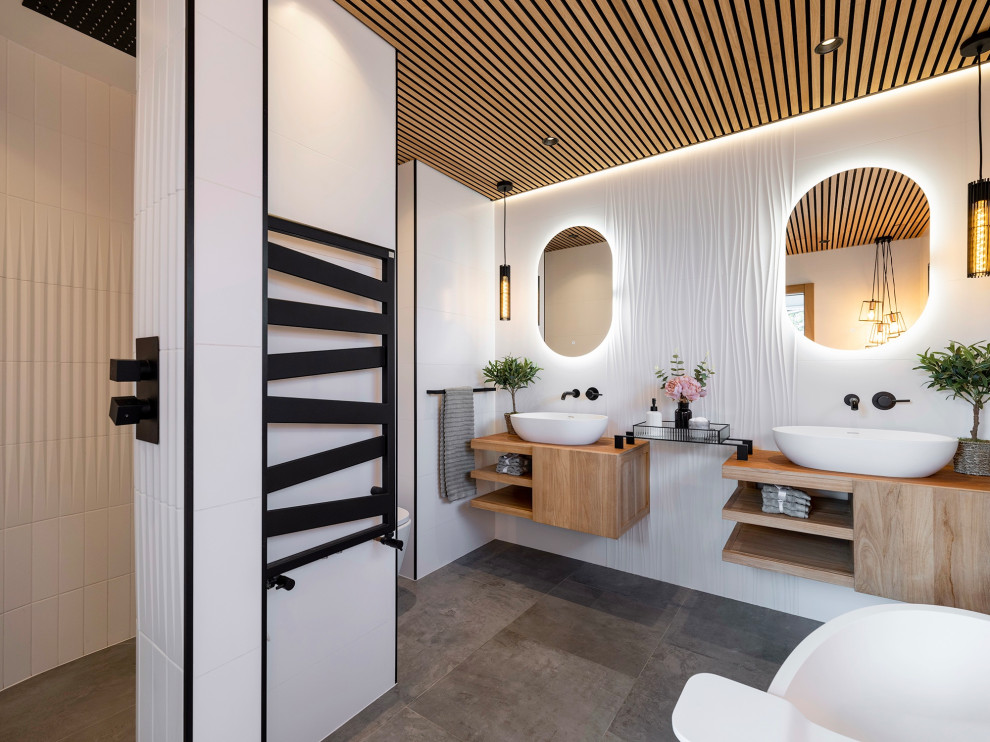 Стильный дизайн: большая главная ванная комната: освещение в современном стиле с отдельно стоящей ванной, открытым душем, инсталляцией, открытым душем, тумбой под две раковины, подвесной тумбой и потолком из вагонки - последний тренд