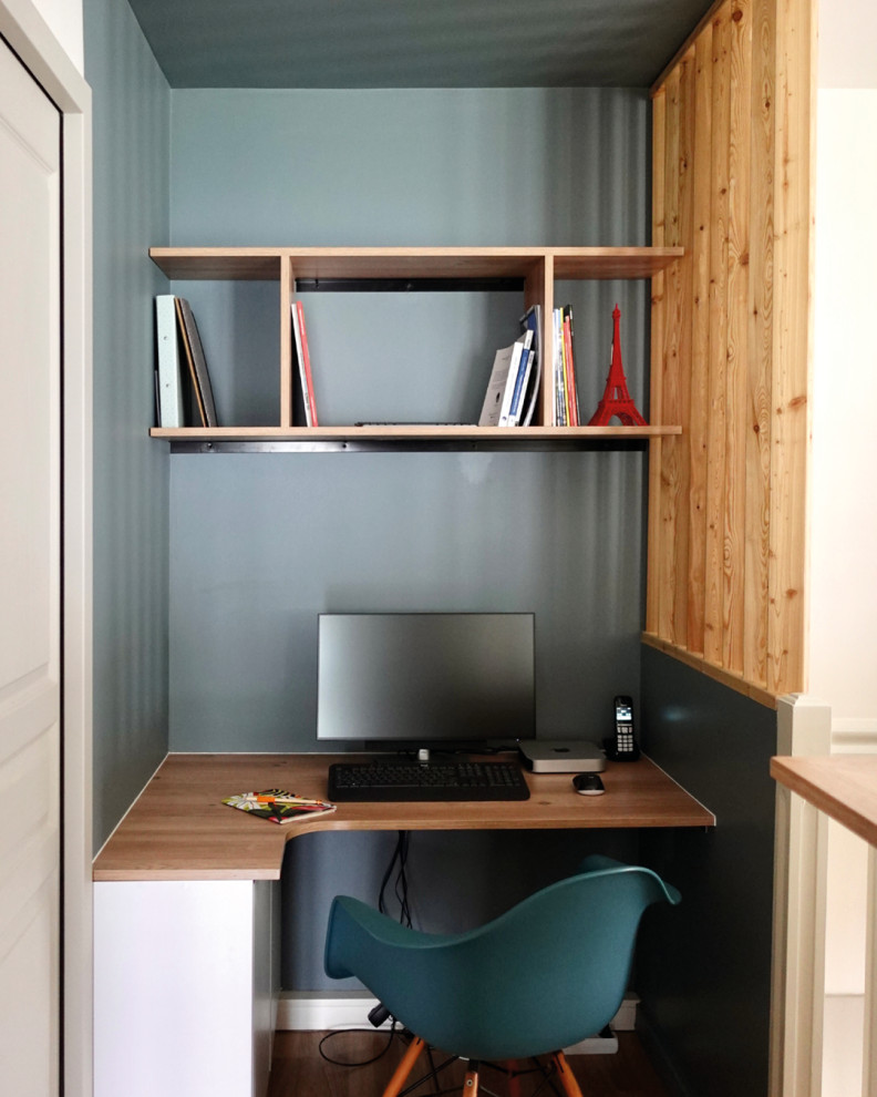 Idéer för ett litet skandinaviskt hemmabibliotek, med blå väggar och ett inbyggt skrivbord
