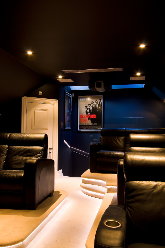 Immagine di un home theatre minimalista di medie dimensioni e chiuso con pareti nere, moquette, schermo di proiezione e pavimento beige