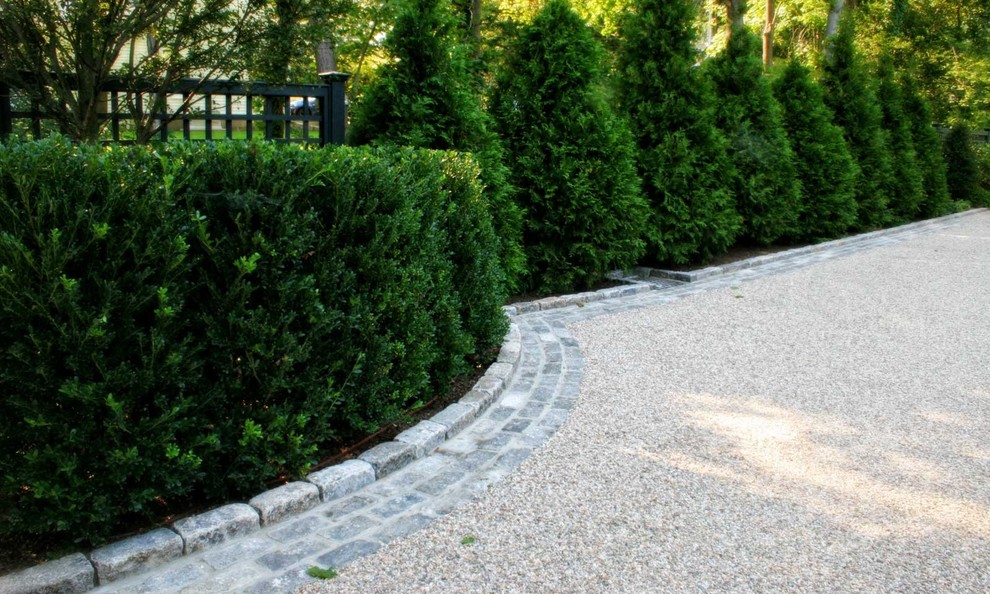 Inspiration for a mid-sized traditional front yard partial sun driveway for summer in New York with a garden path and gravel.