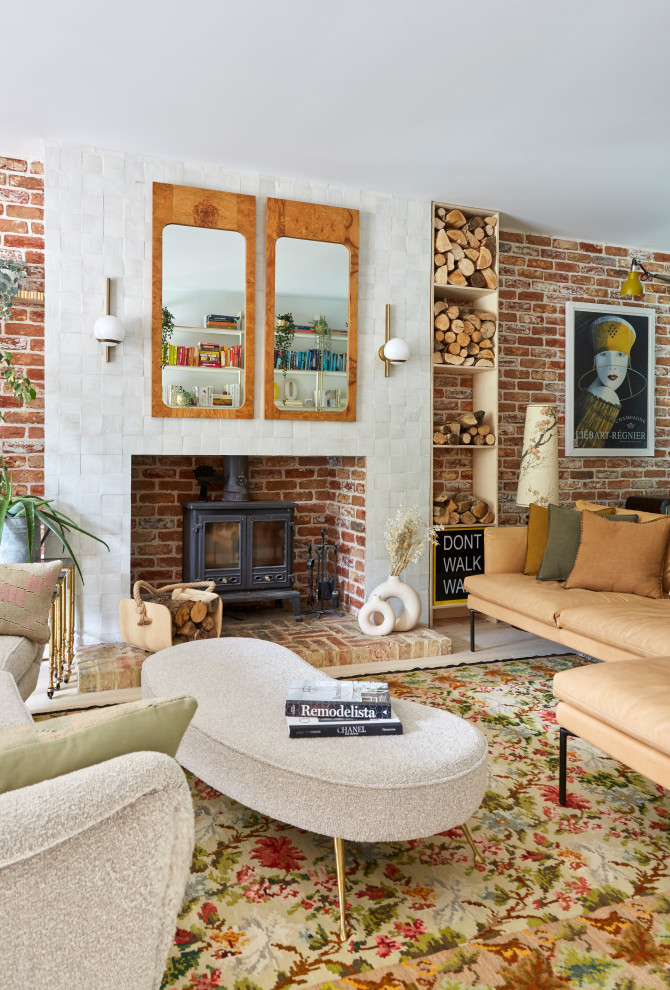 Mittelgroßes Nordisches Wohnzimmer mit hellem Holzboden, Kaminofen, Kaminumrandung aus Backstein und weißem Boden in Kent