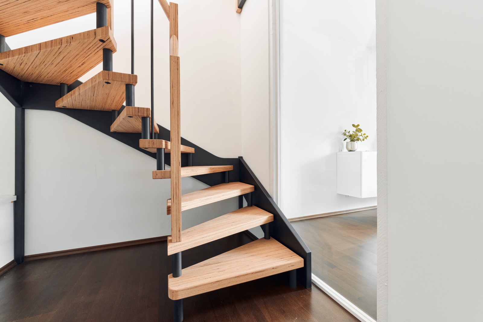 Лестница в квартире (BauBuche и элементы с эффектом необработанной стали)