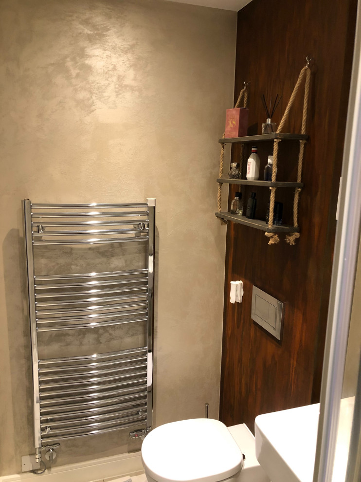 Idéer för ett litet modernt en-suite badrum