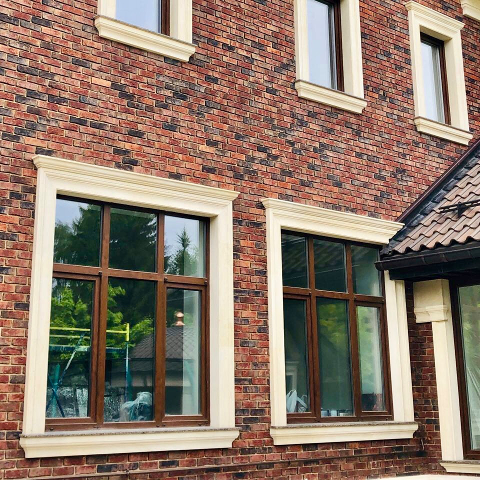 Отделка элементами декора фасада из песчанника.