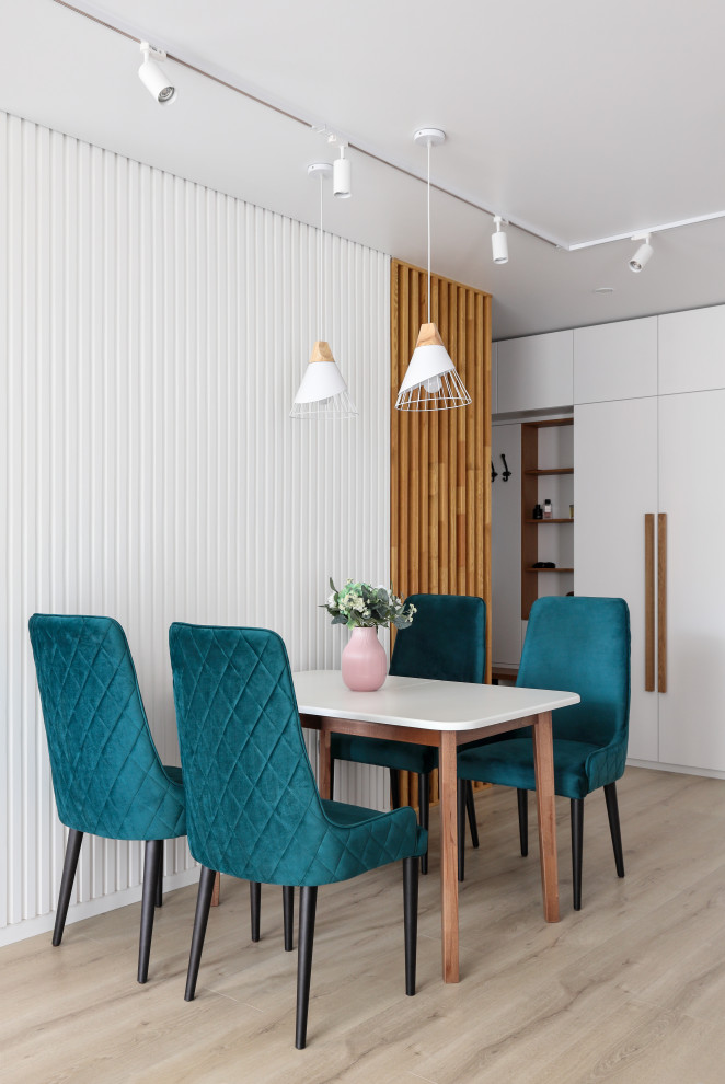 Inspiration för ett mellanstort minimalistiskt vardagsrum, med beige väggar, en fristående TV och brunt golv