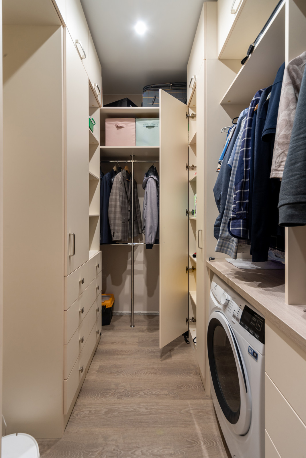 Красивая кухни и вместительная гардеробная