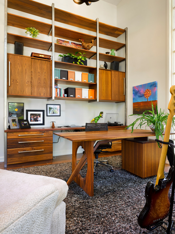 Exemple d'un grand bureau tendance avec un mur beige, un sol en bois brun, un bureau indépendant, un sol marron et un plafond voûté.