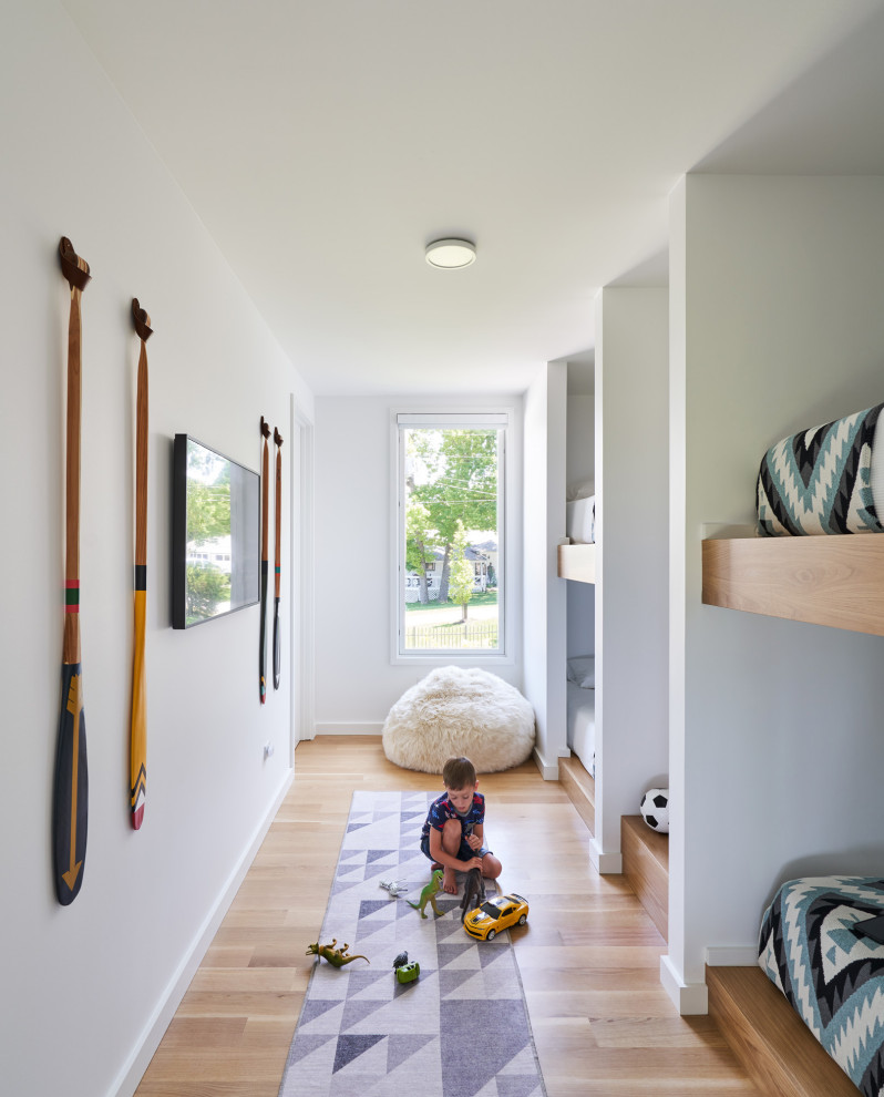 Idéer för att renovera ett mellanstort funkis barnrum, med vita väggar och mellanmörkt trägolv