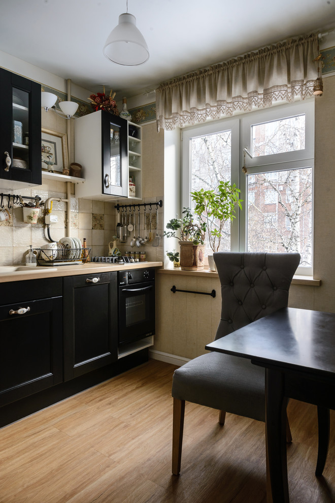 Сапожник с сапогами