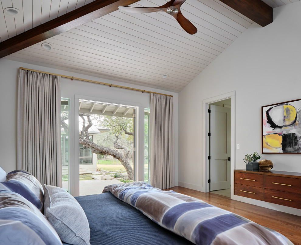 На фото: хозяйская спальня в стиле ретро с серыми стенами, паркетным полом среднего тона, коричневым полом и потолком из вагонки