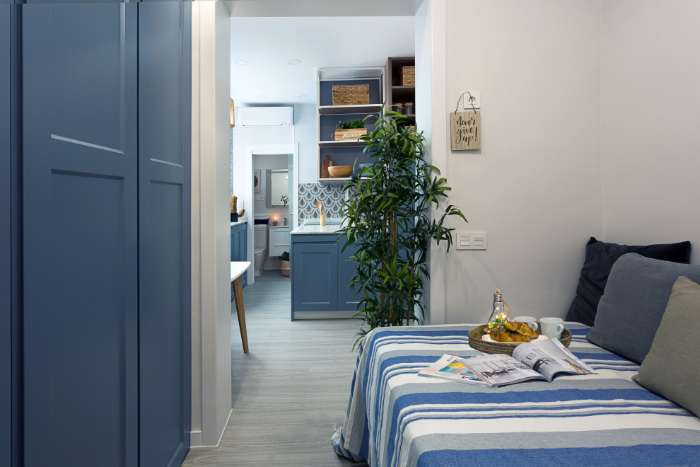 Источник вдохновения для домашнего уюта: маленькая хозяйская спальня в стиле модернизм с белыми стенами, светлым паркетным полом и серым полом для на участке и в саду