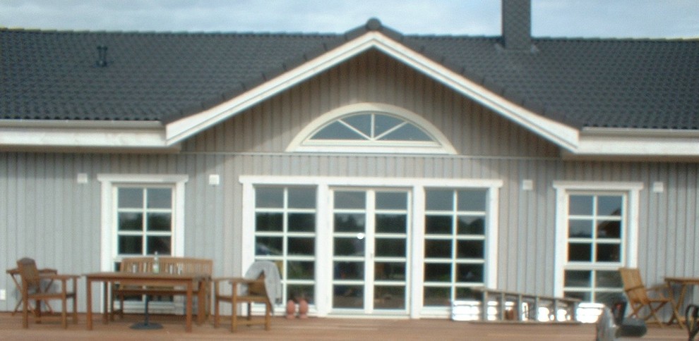 Einstöckige Nordische Holzfassade Haus mit grauer Fassadenfarbe in Sonstige