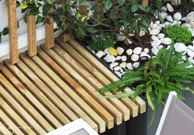 Un patio luxuriant modern-terrasse
