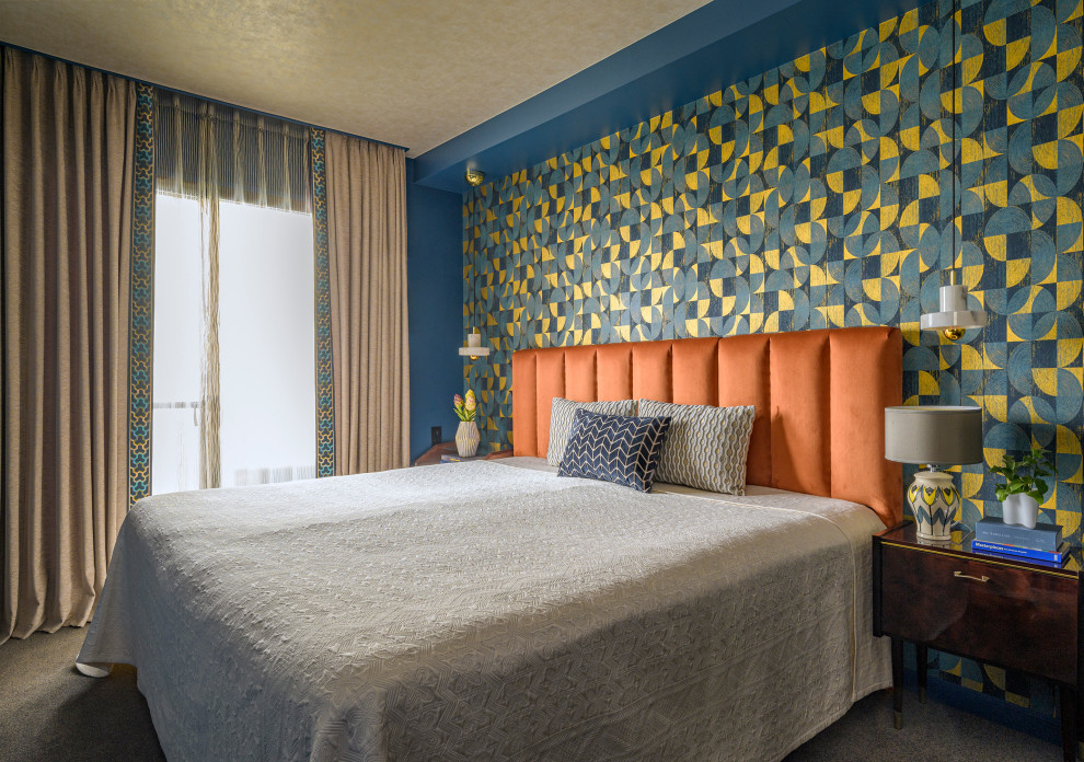 Идея дизайна: хозяйская спальня в стиле фьюжн с синими стенами, ковровым покрытием, серым полом, потолком с обоями, стенами из вагонки и акцентной стеной без камина