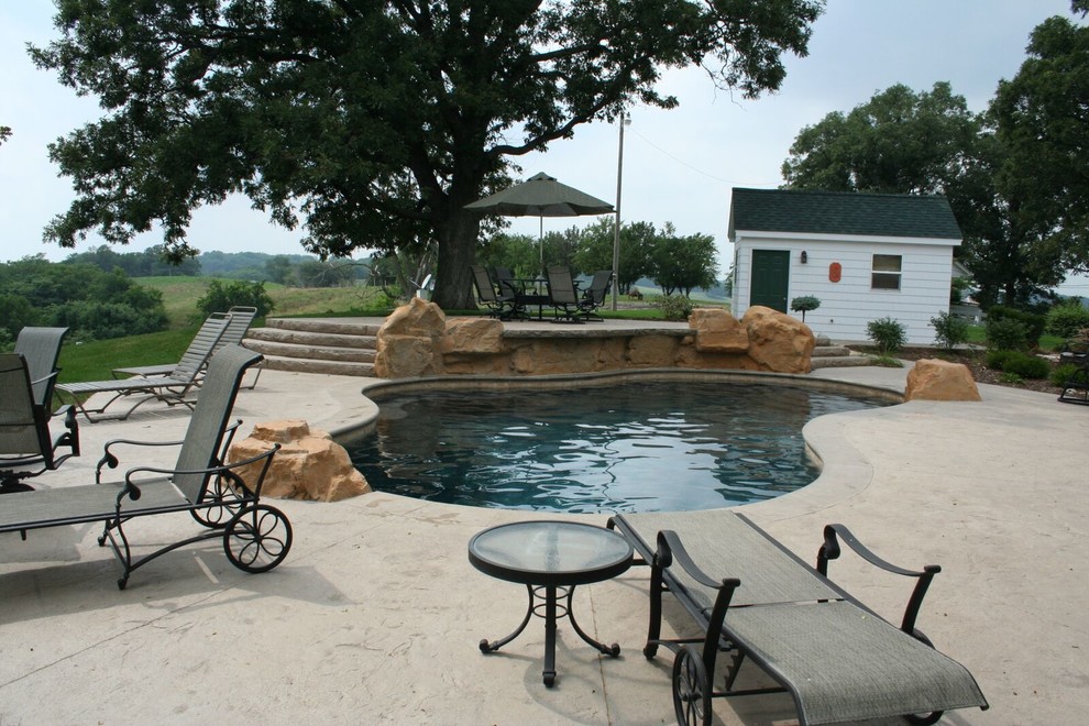 Transitional pool photo in Cedar Rapids