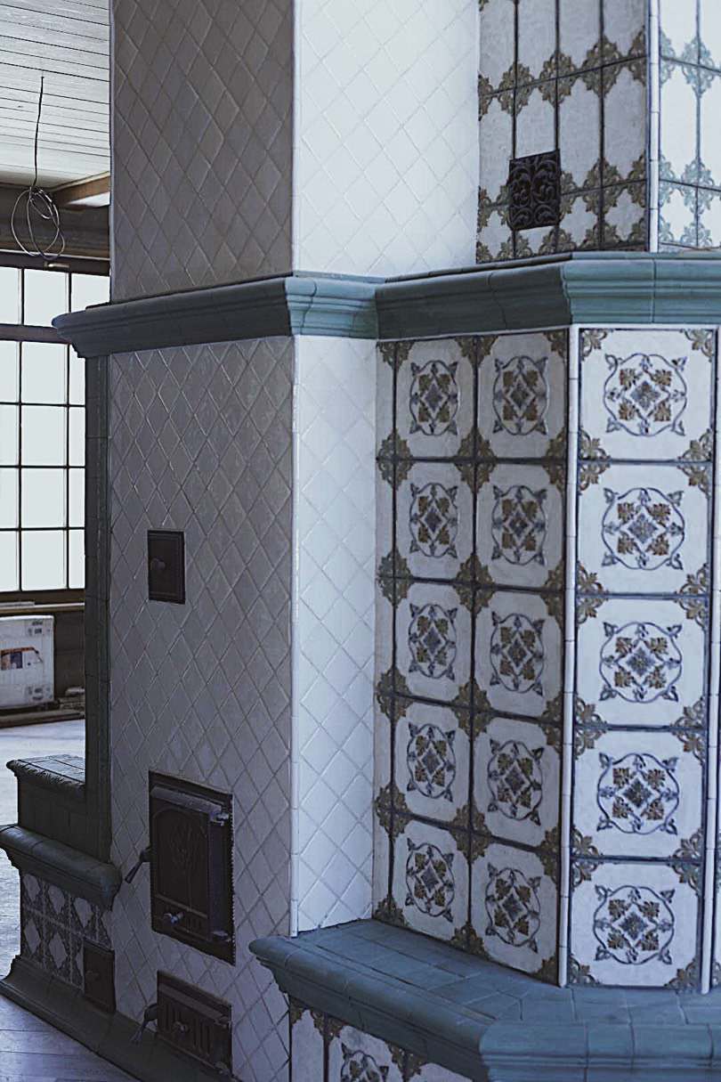 Камин с румповыми изразцами и панно