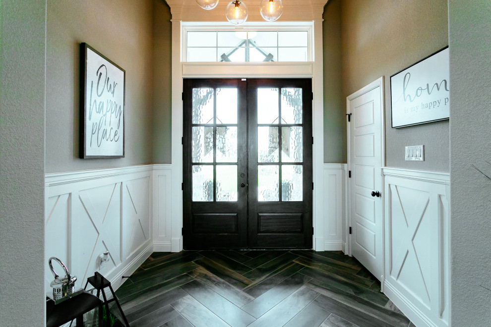 Country Foyer mit beiger Wandfarbe, dunklem Holzboden, Doppeltür, dunkler Holzhaustür und vertäfelten Wänden in Dallas