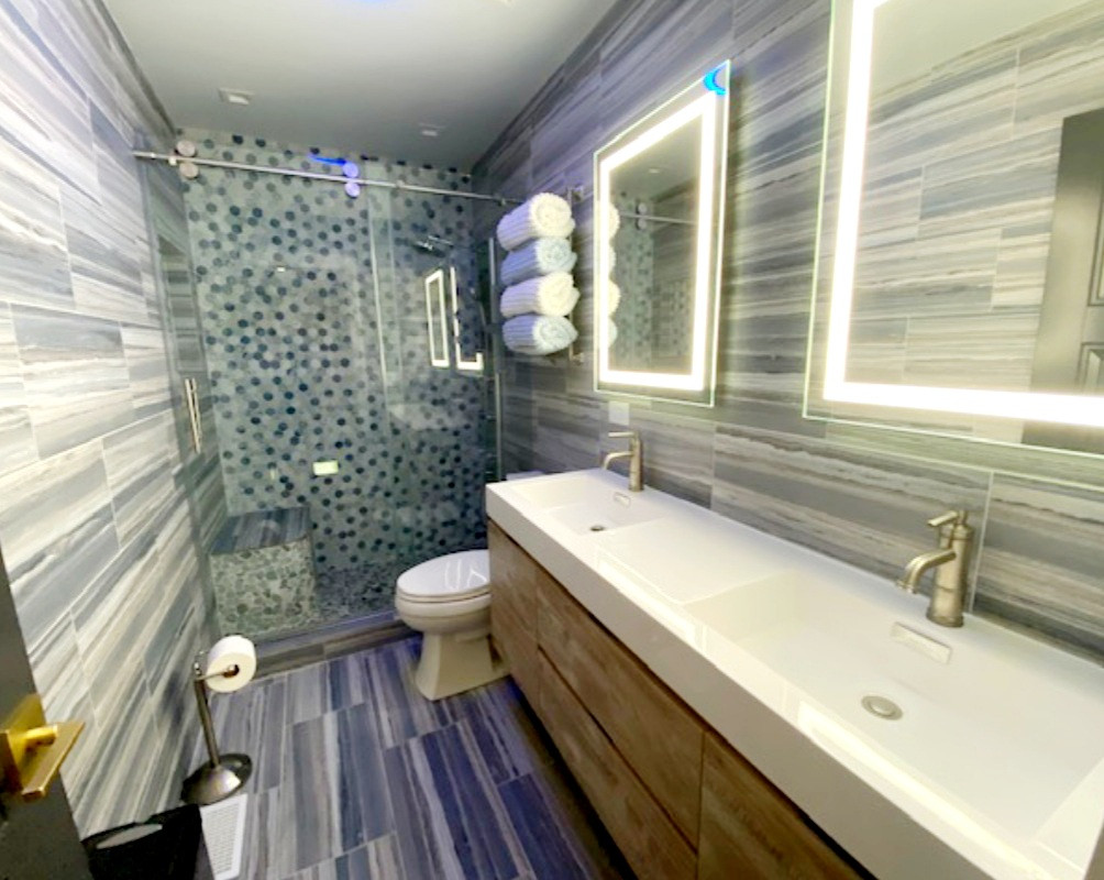 Contemporary Bathroom in blue tile