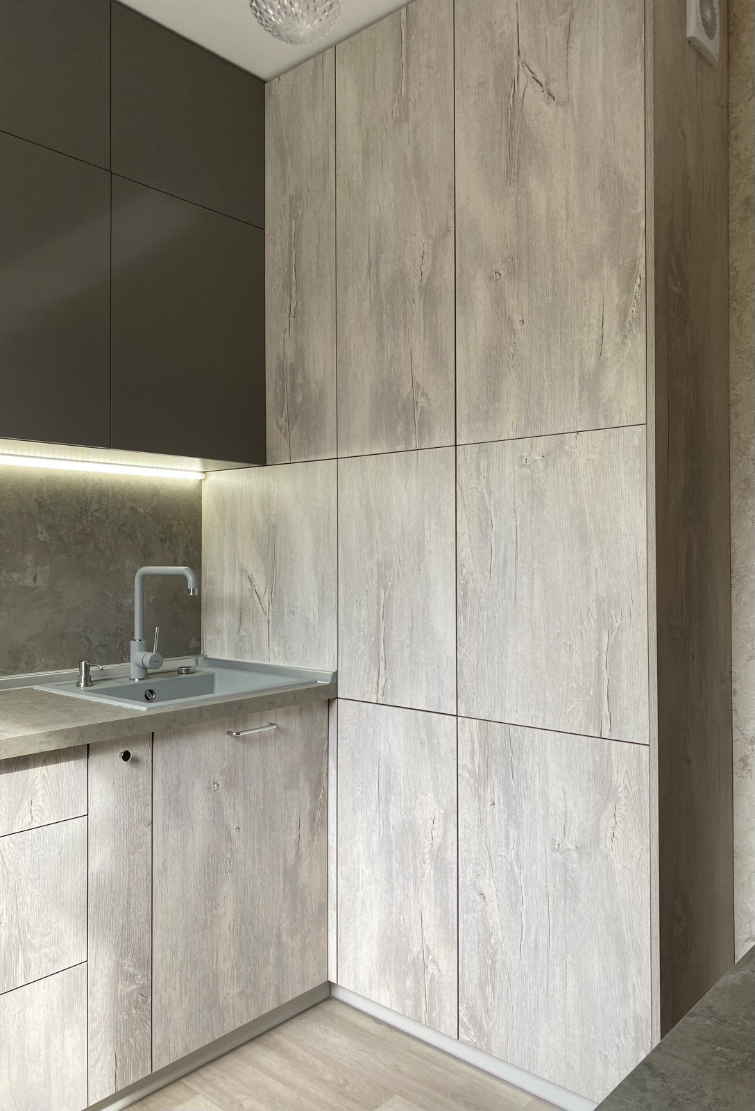 Маленькая угловая встроенная кухня в коричневом и светло-сером цвете